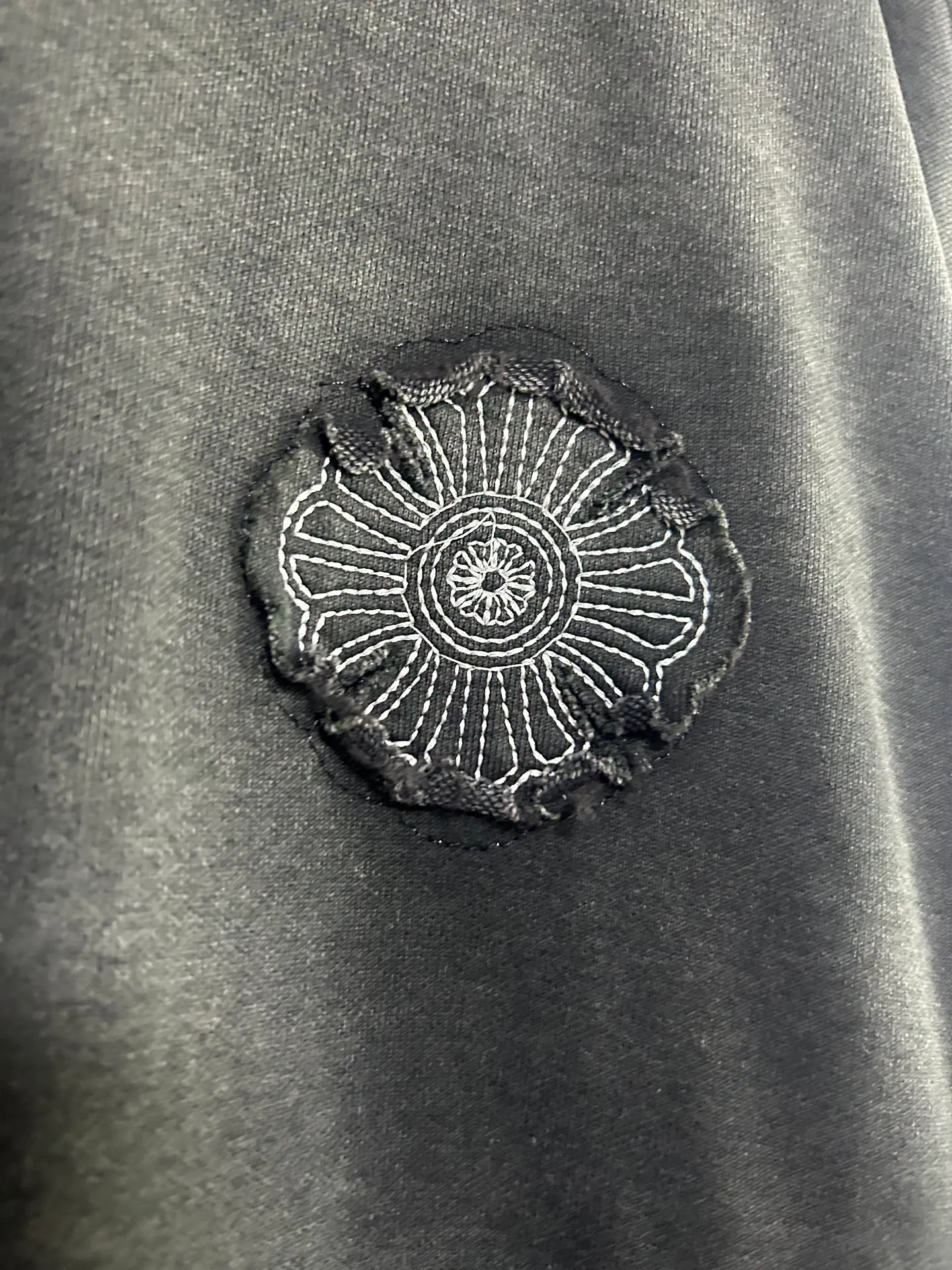 P310 𝗖𝗵𝗿𝗼𝗺𝗲 𝗛𝗲𝗮𝗿𝘁𝘀/Cro Heart 2025 Cross Patch Embroidery Summer New Original Single Counter American Acid Washed Distressed Laser Burnt Patch Embroidery Couple Casual Hooded Sweatshirt 👑The highest version! Customized fabric 440g tripe terry fabric! American acid-washed and distressed original fabric laser burnt ✟appliqué embroidery and exquisite embroidery of letters! The best-selling model at the counter. It is very comfortable to wear. It is low-key yet luxurious. It is very classy when worn. The large size and tailoring are needless to say. The upper body is exquisite and vivid. 👍High-end first-class materials. A truly palace-level product. The cotton from Turkey is of outstanding quality. After heavy washing, the clothes are very soft! Not picky, the upper body is absolutely stylish and extremely luxurious. Auxiliary materials: The original model has been authenticated and labeled ➕100% silk washed with water label. Genuine purchase-grade original hangtag➕matching hanging rope➕3D hanging beads➕original packaging bag. Craftsmanship: The original version has consistent wiring! The highest version of the armhole matching technique! Countless times of pattern making to 100% restore the original appearance! The correct version is the same for men and women, super eye-catching, super good-looking, and super atmospheric! Color: White Black Royal Blue Size, XS S M L